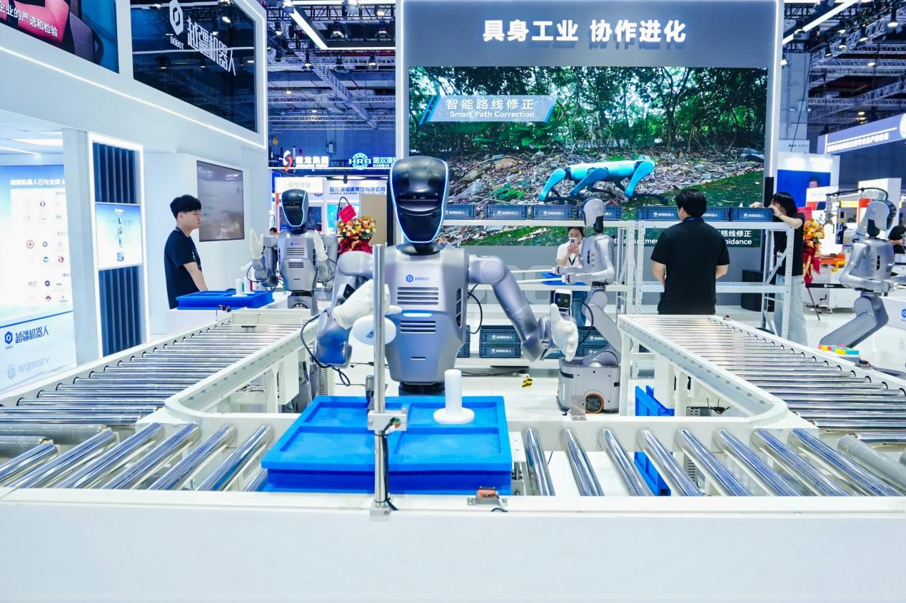 A world first! Multi-modal general-purpose embodied robots collaborate in regular operations, ushering in the era of embodied industry.