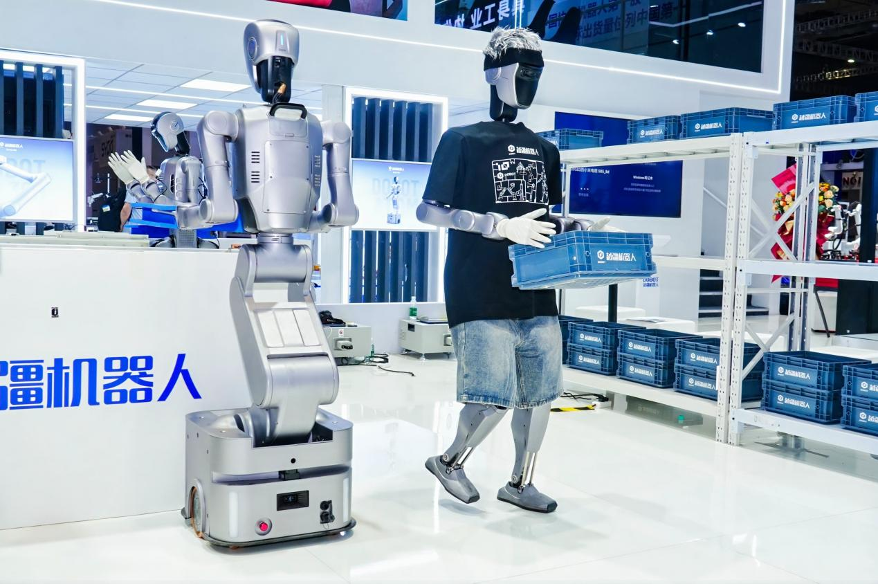 A world first! Multi-modal general-purpose embodied robots collaborate in regular operations, ushering in the era of embodied industry.